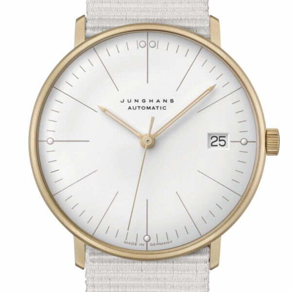 Eine minimalistische Armbanduhr mit weißem Zifferblatt mit schwarzen Stundenmarkierungen und kleiner Datumsanzeige. Das goldfarbene Gehäuse ergänzt das weiße strukturierte Armband. „Junghans Uhren“ ist elegant auf das Zifferblatt gedruckt und strahlt zeitlose Eleganz aus.