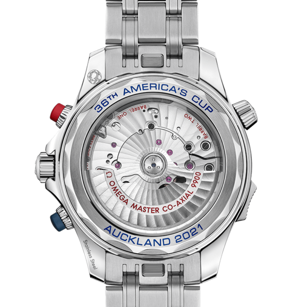 Das Bild zeigt die Rückseite der OMEGA Seamaster 300M America's Cup-Uhr in Silber mit einem transparenten Gehäuse, das komplizierte mechanische Teile zeigt. Die Gravuren lauten „36. America's Cup“ und „Auckland 2021“. Es umfasst ein Metallarmband und farbige Knöpfe.