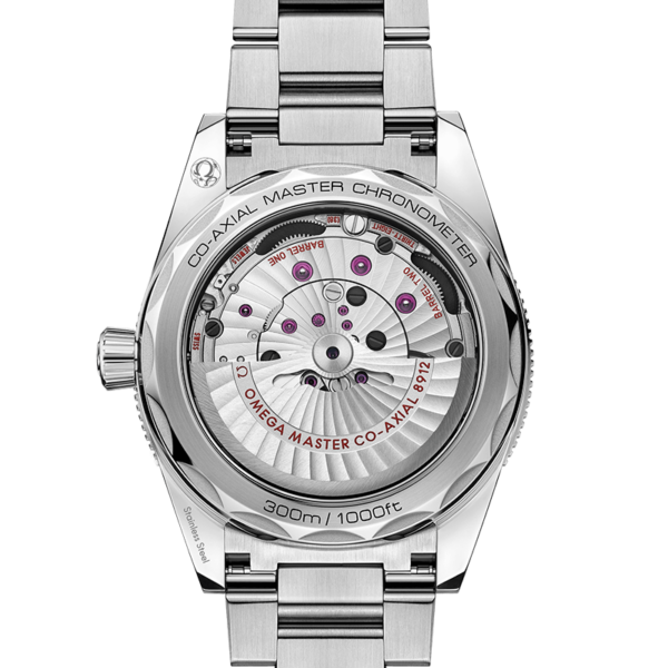 Das Bild zeigt die Rückseite einer 41-mm-Luxusarmbanduhr OMEGA Seamaster 300 und hebt ihr sichtbares mechanisches Uhrwerk hervor. Der metallische Gehäuseboden weist Gravuren mit transparenter Mitte auf, die Zahnräder und Innenleben zeigen. Ergänzt wird er durch ein poliertes Stahlarmband.
