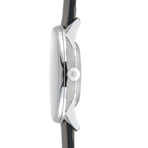 Seitenansicht der Junghans Form A Armbanduhr mit glänzendem Silbergehäuse und schwarzem Lederarmband. Sie verfügt über ein sternförmiges Emblem auf der Krone und zeigt ein elegantes und minimalistisches Design.