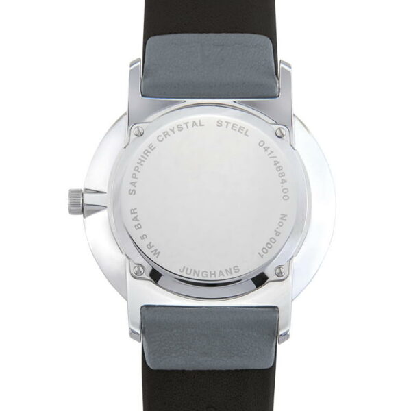 Das Bild zeigt die Rückseite einer Armbanduhr namens Junghans Form Quarz. Sie verfügt über ein schwarzes Lederarmband ohne Verschluss und ein Edelstahlgehäuse mit eingravierten Texten wie „Saphirglas“, „Stahl“ und „Junghans“.
