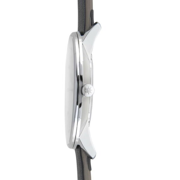 Eine Seitenansicht der Junghans Form Quarz Armbanduhr hebt ihr dünnes Metallgehäuse mit seitlicher Krone hervor. Die Uhr verfügt über ein schwarzes Lederarmband, das die Schlankheit des Designs betont.