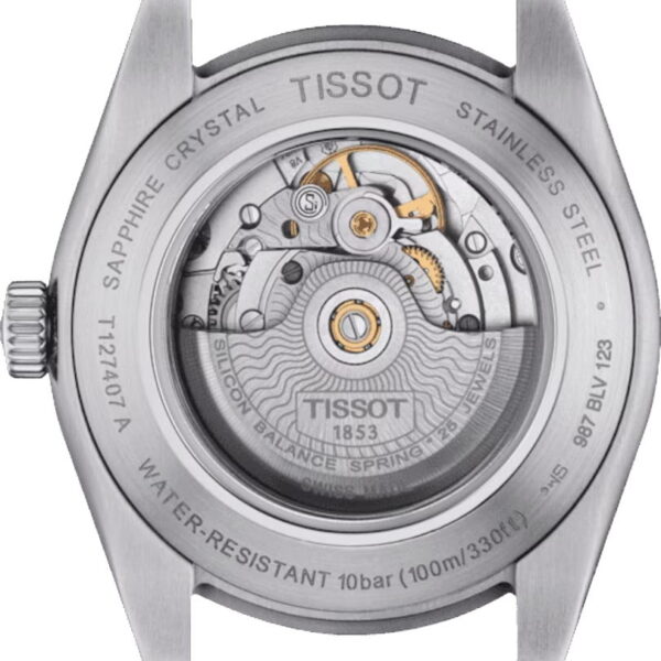 Die Uhr Tissot Gentleman Powermatic 80 Silicium verfügt über einen transparenten Gehäuseboden, durch den das mechanische Uhrwerk sichtbar wird, während an den Rändern elegant die Aufschriften „Saphirglas“, „Edelstahl“, „Wasserdicht 10 Bar“ und „Tissot“ eingraviert sind.