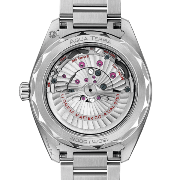 Rückansicht der Armbanduhr OMEGA Seamaster Aqua Terra 150M mit silbernem Metallgliederarmband, das das freiliegende mechanische Uhrwerk zeigt. Auf der transparenten Gehäuserückseite sind „Aqua Terra“, „150m/500ft“ und „Omega Master Co-Axial 8900“ zu sehen.