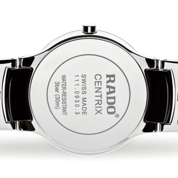 Nahaufnahme der Rückseite einer Rado Centrix-Armbanduhr mit den Aufschriften „Swiss Made“ und „Water-Resistant 3 Bar (30 m)“ und metallischem Finish. Das Armband hat schwarze und silberne Glieder.