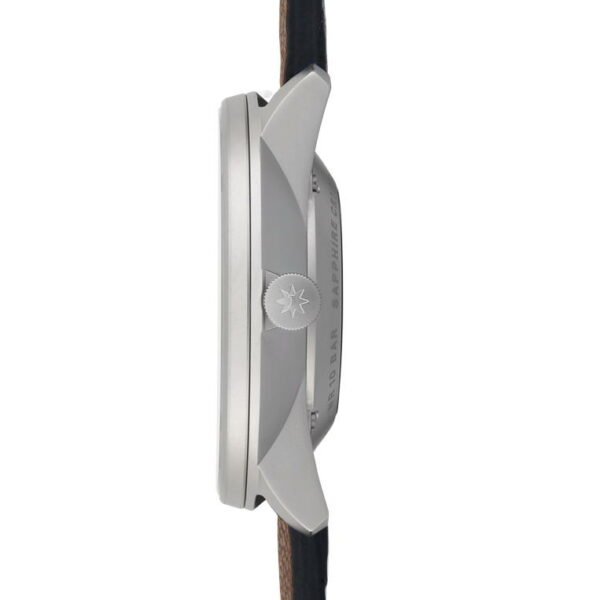 Seitenansicht der Junghans FORM A Titan Armbanduhr mit schlankem silbernem Gehäuse, zwei eckigen Ösen und schwarzem Lederarmband. Ihr dünnes Profil betont ihr minimalistisches und elegantes Design.