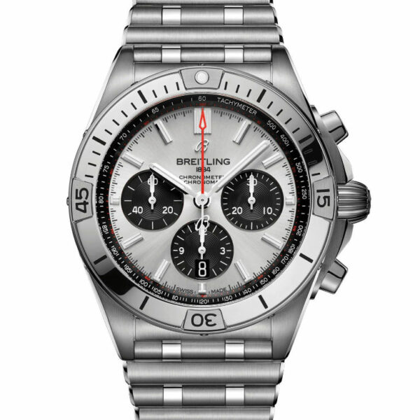Der Breitling Chronomat B01 Chronograph 42 verfügt über ein silbernes Gehäuse, ein Metallarmband und ein Zifferblatt mit drei schwarzen Hilfszifferblättern. Er hat einen roten Sekundenzeiger und eine Tachymeterskala auf der Lünette, die mit dem Breitling-Logo und -Schriftzug verziert ist.