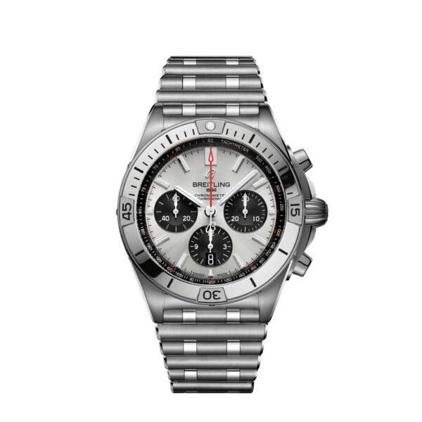 Der Breitling Chronomat B01 Chronograph 42 ist eine silberne Uhr mit Metallarmband mit weißem und schwarzem Zifferblatt, drei Hilfszifferblättern, Tachymeterskala, roten Akzenten auf den Zeigern, zwei seitlichen Drückern und einem Datumsfenster zwischen 4 und 5 Uhr.