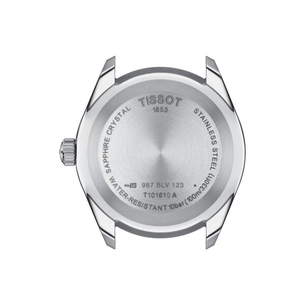 Rückseite eines Tissot-Uhrengehäuses mit eingravierten Details. Zeigt „Tissot 1853“, „Saphirglas“, „Edelstahl“, „10 bar (100 m/330 Fuß) wasserdicht“ und die Modellnummer „T101610A“. Kreisförmige Textur aus gebürstetem Metall mit einer Krone auf der linken Seite.