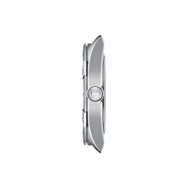Seitenansicht eines eleganten silbernen Armbanduhrgehäuses mit glatter, gebürsteter Metalloberfläche und runder Krone mit aufwendigen Details. Das minimalistische Design betont das dünne Profil und die präzise Verarbeitung.