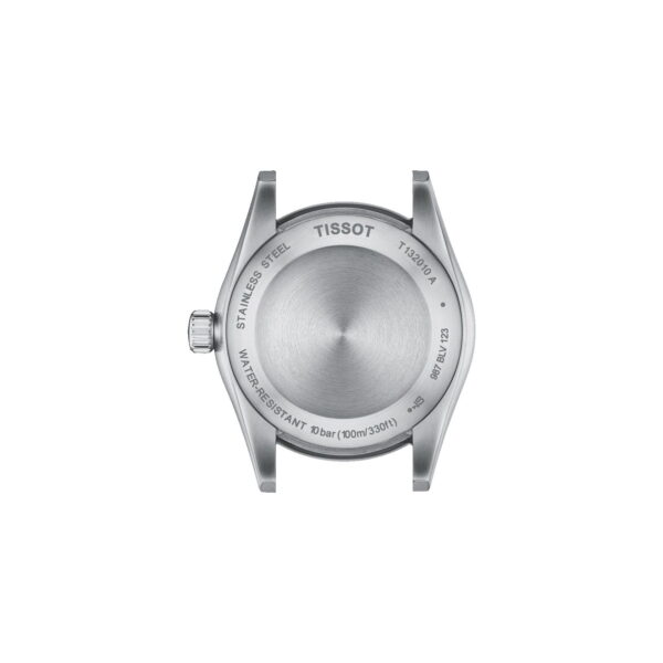 Das Bild zeigt die Rückseite eines Tissot-Uhrengehäuses. Es besteht aus Edelstahl und ist wasserdicht bis 10 bar (100 m/330 Fuß). Die Seriennummer T132210A ist sichtbar und die Uhr weist ein standardmäßiges rundes Design auf.