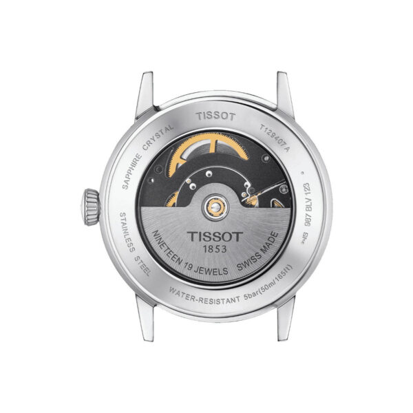 Die Tissot Classic Dream Swissmatic-Uhr hat eine transparente Rückseite, die ihr mechanisches Uhrwerk offenbart. Auf dem silbernen Gehäuse sind Inschriften wie „Tissot 1853“, „Swiss Made“, „Saphirglas“ und „19 Juwelen“ zu sehen. Durch die Abdeckung sind komplizierte Zahnräder und Komponenten sichtbar.