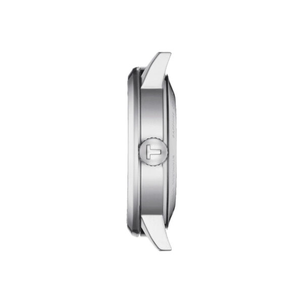 Seitenansicht des Tissot Classic Dream Swissmatic-Uhrengehäuses in elegantem Silber mit einer Krone mit dezentem Logo. Es besticht durch eine minimalistische Ästhetik mit scharfen, klaren Linien und einer polierten Oberfläche.
