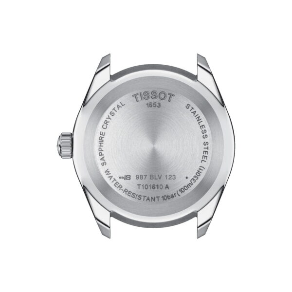 Rückansicht eines Tissot-Uhrengehäuses mit eingravierten Details. Der Text enthält „Tissot 1853“, „Saphirglas“, „Edelstahl“, Angaben zur Wasserdichtigkeit und Modellnummern. Das Uhrengehäuse ist silberfarben mit sichtbaren Ösen und einer Krone.