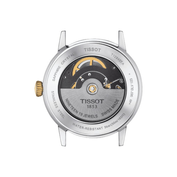 Das Bild zeigt die Rückseite einer Tissot Classic Dream Swissmatic-Armbanduhr mit transparentem Gehäuse, das den inneren Mechanismus zeigt. Auf der Rückseite der Uhr steht „Saphirglas“, „Edelstahl“, „Wasserdicht“, „1853“ und „Swiss Made“, und auf der Innenseite sind „19 Juwelen“ zu sehen.