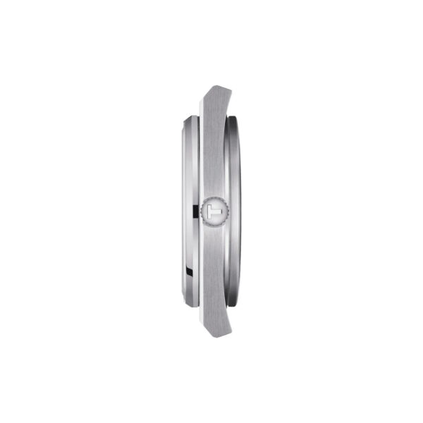 Seitenansicht einer schlanken, silbernen Armbanduhr mit dünnem Profil. Die Krone weist ein eingraviertes Logo auf. Das Uhrengehäuse hat ein modernes Design, das Minimalismus und präzise Handwerkskunst betont. Der Hintergrund ist schlicht weiß und hebt die Details der Uhr hervor.