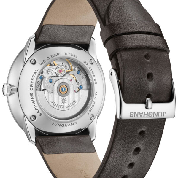 Die Armbanduhr Junghans Meister Fein ist von hinten zu sehen. Sie hat ein braunes Lederarmband und ein silbernes Gehäuse. Eine durchsichtige Abdeckung gibt den Blick auf die mechanischen Uhrwerke frei. Am Rand sind „Junghans“ und Produktspezifikationen eingraviert.