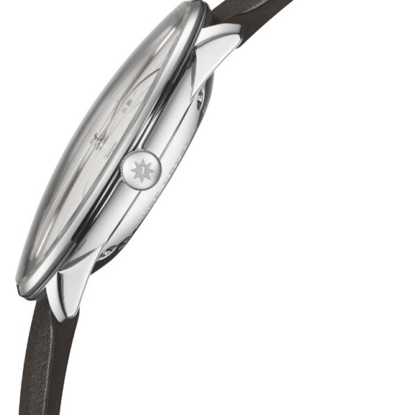 Die Seitenansicht der Junghans Meister Fein-Armbanduhr zeigt ein minimalistisches Design mit einem schlanken, runden Silbergehäuse, einem schlichten schwarzen Lederarmband und einem sternförmigen Design auf der Krone. Das teilweise sichtbare Zifferblatt weist eine schlanke und dezente Ästhetik auf.