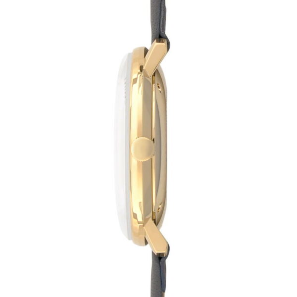 Seitenansicht der Junghans Max Bill Kleine Automatik mit goldfarbenem, rundem Gehäuse. Sie hat ein graues Armband und eine markante Krone, wobei das Zifferblatt nicht sichtbar ist.