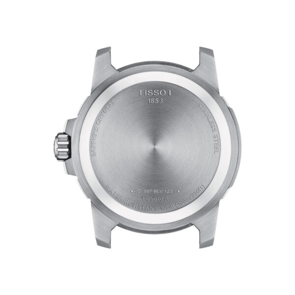 Die Tissot Supersport Gent-Uhr hat eine Edelstahlrückseite mit vier Ösen, auf denen „Tissot 1853“, „Edelstahl“ und „Wasserdicht 100 m/330 Fuß“ eingraviert sind. Sie verfügt über eine seitliche Krone und ein Finish aus gebürstetem Metall.