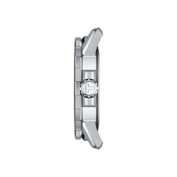 Eine Seitenansicht der Tissot Supersport Gent, die ihre Edelstahlkonstruktion und ihr minimalistisches Design zur Schau stellt. Die Uhr verfügt über eine markante Krone mit eingraviertem Logo und scharfe Ösen, die ihre moderne Eleganz unterstreichen.