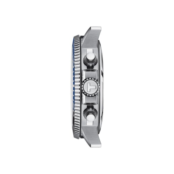 Seitenansicht einer silbernen Armbanduhr mit Krone und Drückern. Die Uhr hat eine strukturierte Lünette und ein markantes Bandanstoßdesign.