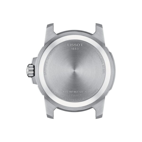 Das Bild zeigt die Rückseite eines Tissot-Uhrengehäuses aus Edelstahl mit eingravierten Details wie „Tissot 1853“, „Saphirglas“, „Edelstahl“ und „Wasserdicht 10 BAR (100 m/330 Fuß)“. Die Krone ist auf der linken Seite sichtbar.