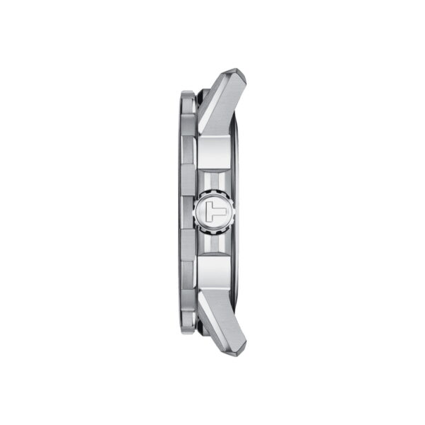 Seitenansicht einer eleganten, metallischen Armbanduhr mit Krone und Logo darauf. Die Uhr hat ein poliertes, symmetrisches Gehäuse mit markanten Ösen und gebürstetem Finish an den Seiten.