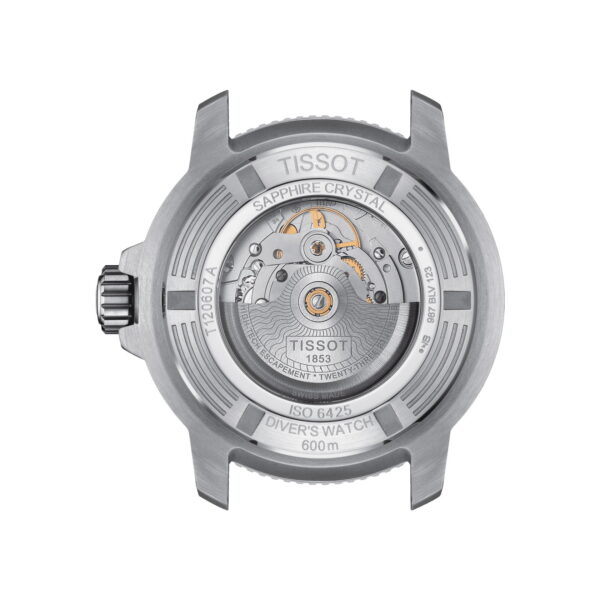 Das Bild zeigt die Rückseite einer Tissot-Taucheruhr mit freiliegendem mechanischen Uhrwerk. Die Uhr hat eine Rückseite aus Saphirglas, Markierungen, die eine Wasserdichtigkeit bis zu 600 Metern anzeigen, und weist auf die Konformität mit ISO 6425 hin.