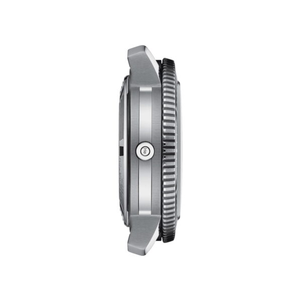Seitenansicht einer silbernen Armbanduhr mit rundem Gehäuse. Die strukturierte Lünette ist sichtbar, zusammen mit einer aus der Mitte hervorstehenden Krone. Die Seite zeigt geriffelte Details und das glatte Metallfinish der Uhr.