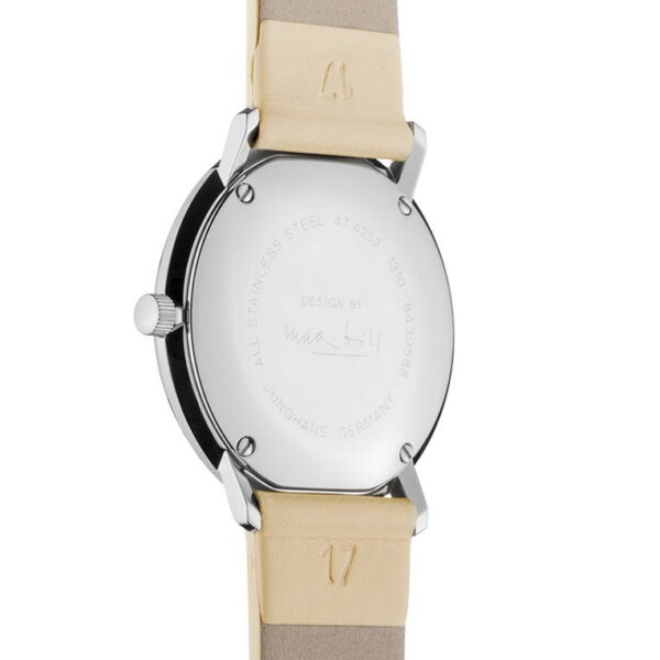 Das Bild zeigt die Rückseite einer Junghans Max Bill Damenarmbanduhr mit beigem Lederarmband. Auf dem Edelstahlgehäuse sind neben einer Signatur und Modelldetails „Design by“ und „Junghans Germany“ eingraviert.