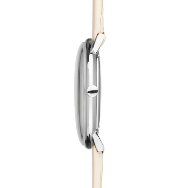 Seitenansicht der Junghans Max Bill Damenarmbanduhr mit dünnem Metallgehäuse, silberner Krone und beigem Lederarmband. Das schlanke Design unterstreicht ihr minimalistisches und elegantes Profil.