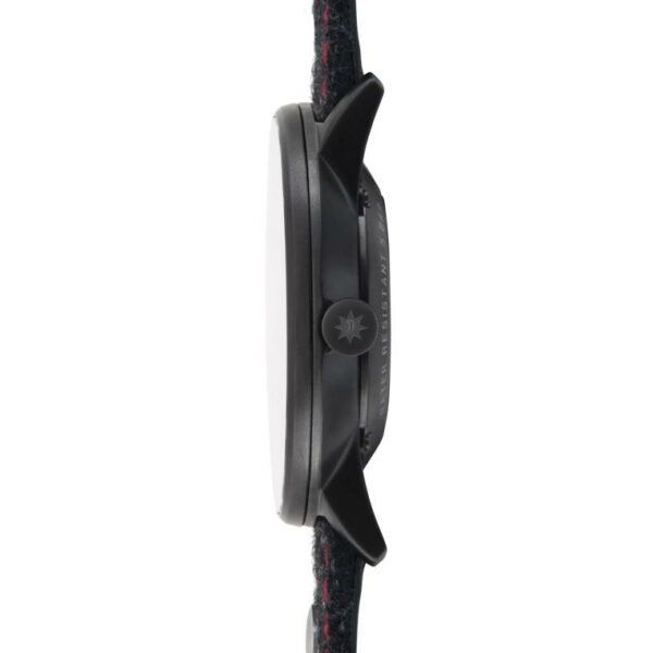 Seitenansicht der Armbanduhr Junghans Form A Edition 160 mit schwarzem Gehäuse und schwarzem Stoffarmband mit roten Nähten, die ein schlankes, minimalistisches Design verkörpert.