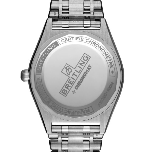 Das Bild zeigt die Rückseite einer Breitling Chronomat-Uhr aus Edelstahl. Um das runde Gehäuse herum sind ein Logo, der Modellname und der Text „Certifie Chronometre“ eingraviert. Das Metallarmband ist teilweise sichtbar.