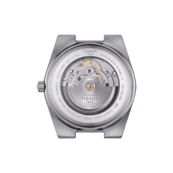 Rückansicht einer Tissot-Uhr mit transparentem Saphirglas. Sichtbar sind die komplizierten mechanischen Uhrwerkkomponenten, wobei „1853“ und anderer Text, einschließlich Angaben zu Material und Wasserdichtigkeit, in das Metallgehäuse eingraviert sind.