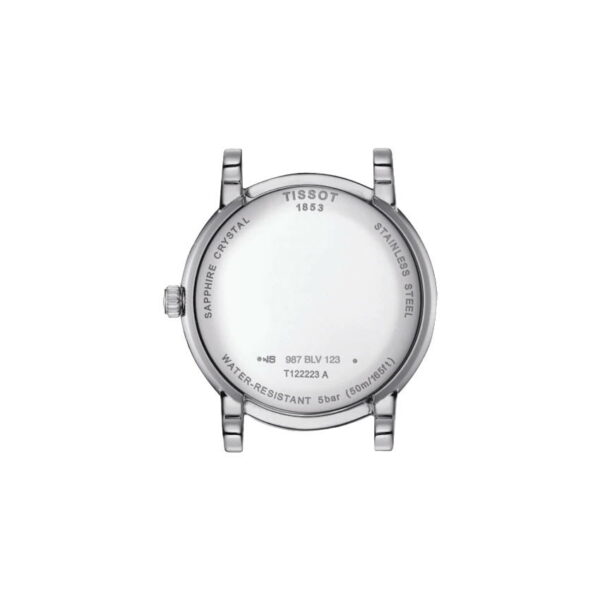 Die Rückseite des aus Edelstahl gefertigten Uhrengehäuses der Tissot Carson Premium Lady Moonphase zeigt Aufschriften wie „Saphirglas“, „Wasserdicht bis 5 bar“ und „987 BLV 123“. Nur das runde Metallgehäuse und die Ösen sind ohne das Zifferblatt sichtbar.