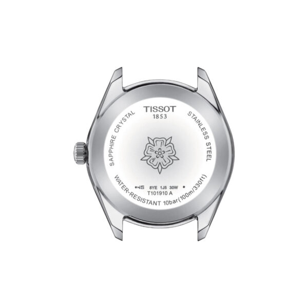 Das Bild zeigt die Rückseite der Uhr Tissot PR 100 Sport Chic mit einer Edelstahlabdeckung, in die ein Blumenemblem, der Markenname, die Jahreszahl „1853“ sowie Angaben zum Saphirglas und zur Wasserdichtigkeit bis 10 Bar (100 m/330 Fuß) eingraviert sind.