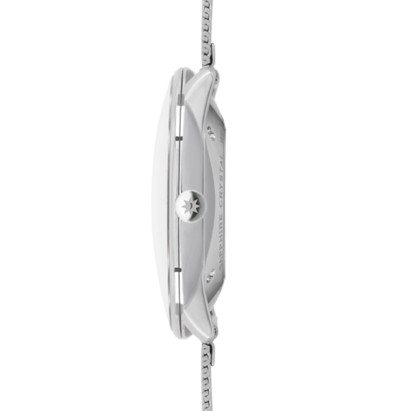 Seitenansicht der schlanken Junghans Meister Fein Automatic mit minimalistischem Design. Das Metallband und die abgerundete Kante mit einer sternförmigen Krone betonen ihre polierte Eleganz, abgerundet durch eingravierten Text auf dem Gehäuse.
