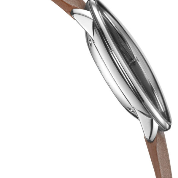 Seitenansicht der Junghans Meister Fein Automatic mit elegantem Silbergehäuse und schwarzem Zifferblatt sowie braunem Lederarmband. Dieser Winkel betont das schlanke Profil und das minimalistische Design.