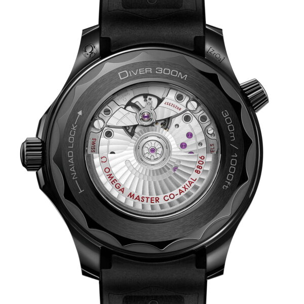 Das Bild zeigt die Rückseite einer Omega Seamaster Diver 300M-Uhr. Sie verfügt über ein transparentes Gehäuse, das das komplexe mechanische Uhrwerk offenbart. Das schwarze Gehäuse und Armband werden durch eingravierte Texte und Logos auf der Rückseite der Uhr hervorgehoben.
