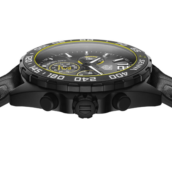 Seitenansicht einer eleganten schwarzen Sportuhr mit gelb akzentuierter Lünette und strukturiertem schwarzem Armband. Die Uhr verfügt über sichtbare Knöpfe an der Seite und numerische Markierungen auf der Lünette.