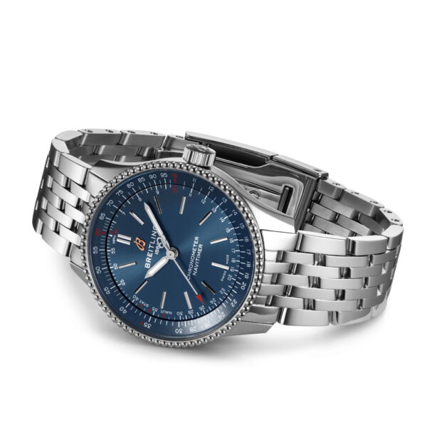 Eine luxuriöse Breitling-Uhr mit Edelstahlarmband und blauem Zifferblatt. Die Uhr verfügt über drei Zeiger, Datumsanzeige und mehrere Anzeigen. Die Lünette ist strukturiert und das Armband hat ein Gliederdesign mit Verschluss.