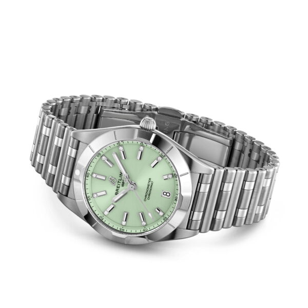 Rückansicht einer Breitling-Uhr mit Metallarmband. Auf der Gehäuserückseite sind „Breitling Chronomat“, Angaben zur Wasserdichtigkeit, eine Referenznummer und „Manufacture en Suisse“ eingraviert. Das Design zeichnet sich durch eine polierte, reflektierende Oberfläche aus.