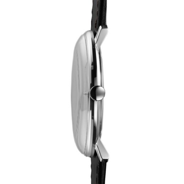 Seitenansicht der Junghans Max Bill Quarzuhr mit einem eleganten silbernen Gehäuse, einem schwarzen Lederarmband und einer markanten Krone zum Einstellen der Uhrzeit.