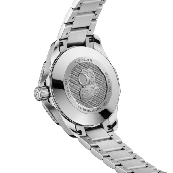 Das Bild zeigt die Rückseite einer silbernen TAG Heuer Aquaracer-Uhr. Auf der Gehäuserückseite ist ein Taucherhelm-Logo eingraviert, mit umliegenden Details wie „300 Meter“, „Swiss Made“ und „TAG Heuer Aquaracer“. Das Metallarmband ist teilweise sichtbar.