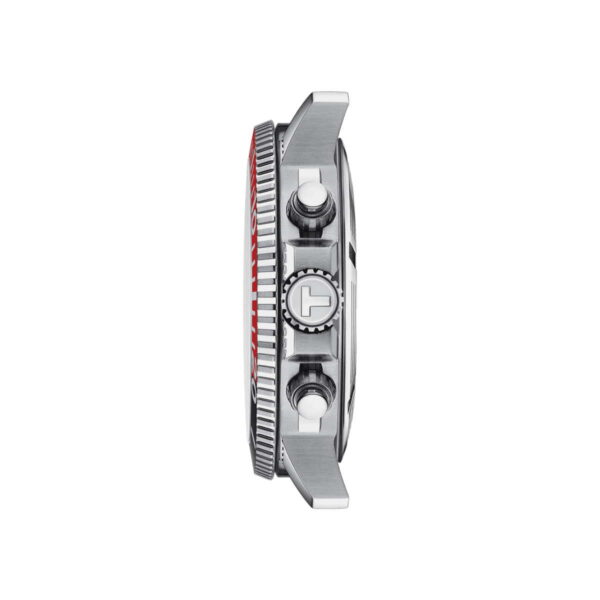 Seitenansicht einer Armbanduhr aus Edelstahl mit detaillierter Krone und Drückern. Die Uhr verfügt über eine strukturierte Lünette und einen roten Ring, der ihr robustes und elegantes Design vor einem weißen Hintergrund hervorhebt.