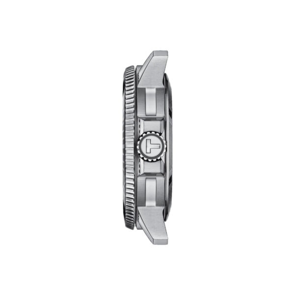Seitenansicht der Tissot Seastar 1000 Powermatic 80 mit silbernem Gehäuse mit strukturierter Lünette und Krone auf der rechten Seite. Das gebürstete Metallfinish und die hervorstehenden Ösen für das Armband betonen die Dicke und Verarbeitung.