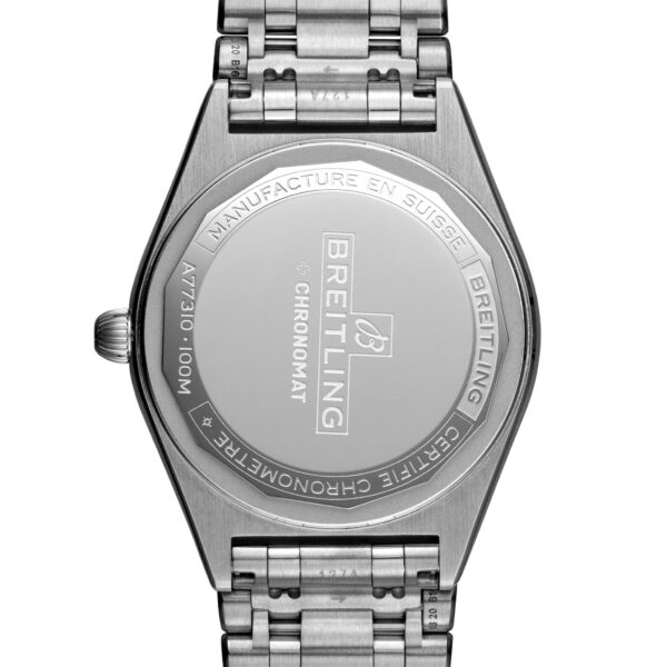 Rückansicht einer Breitling Chronomat Edelstahluhr. Auf der Gehäuserückseite sind das Breitling-Logo und die Aufschriften „MANUFACTURE EN SUISSE“, „100M“, „CHRONOMAT“ und „A17310“ zu sehen. Das Metallarmband ist ebenfalls sichtbar, auf der Schließe ist „BREITLING“ eingraviert.