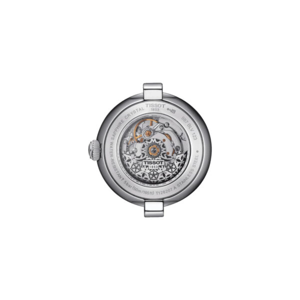 Die Tissot Bellissima Automatic verfügt über eine Rückansicht mit einem Edelstahlgehäuse, bei dem durch eine transparente Rückseite sichtbare Zahnräder und komplexe Mechaniken zu sehen sind, die das Innenleben präsentieren.