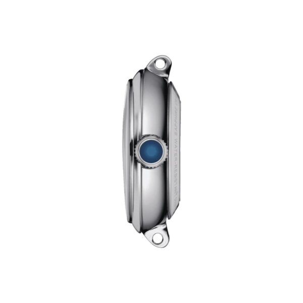 Seitenansicht des runden Metallgehäuses der Tissot Bellissima Automatic mit blauem Kronenknopf und zwei Ösen an jedem Ende zur Armbandbefestigung, vor einem schlichten weißen Hintergrund.